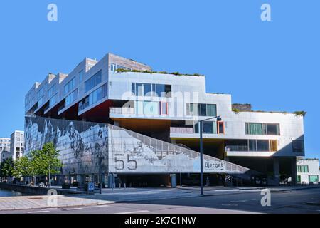 Copenhague, Danemark - septembre 2022 : le bâtiment en forme de montagne, Bjerget, Maisons de montagne est situé dans la ville d'Orestad. Conçu par BIG et JDS Banque D'Images