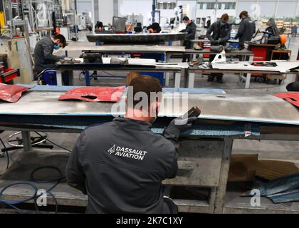 ©PHOTOPQR/VOIX DU NORD/Baziz Chibane ; 19/11/2020 ; SECLIN -- LE : 19/03/2020 - les ouvriers de l'intérieur Dassault Aviation de l'intérieur de Seclin. PHOTO : BAZIZ CHIBANE / LA VOIX DU NORD - 2020/11/19. Les travailleurs de l'usine Dassault Aviation de l'usine de Seclin. Banque D'Images