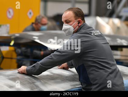 ©PHOTOPQR/VOIX DU NORD/Baziz Chibane ; 19/11/2020 ; SECLIN -- LE : 19/03/2020 - les ouvriers de l'intérieur Dassault Aviation de l'intérieur de Seclin. PHOTO : BAZIZ CHIBANE / LA VOIX DU NORD - 2020/11/19. Les travailleurs de l'usine Dassault Aviation de l'usine de Seclin. Banque D'Images