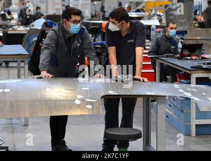 ©PHOTOPQR/VOIX DU NORD/Baziz Chibane ; 19/11/2020 ; SECLIN -- LE : 19/03/2020 - les ouvriers de l'intérieur Dassault Aviation de l'intérieur de Seclin. PHOTO : BAZIZ CHIBANE / LA VOIX DU NORD - 2020/11/19. Les travailleurs de l'usine Dassault Aviation de l'usine de Seclin. Banque D'Images