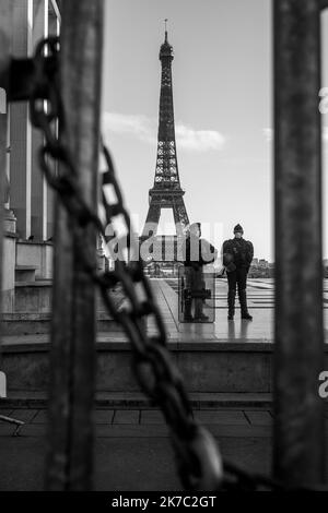 ©Michael Bunel / le Pictorium/MAXPPP - Michael Bunel / le Pictorium - 21/11/2020 - France / Ile-de-France / Paris - Parvis des droits de l'homme inaccessible au public et garde par la police. 10 000 personnes se sont assemblées place du Trocadéro pour le manifestant contre la loi securite globale (loi Darmanin). La loi cherche notamment a limit la captation en image des policiers en service. 21 novembre 2020. Paris, France. / 21/11/2020 - France / Ile-de-France (région) / Paris - piste des droits de l'homme inaccessible au public et gardée par la police. 10 000 personnes se sont rassemblées à la place du Troca Banque D'Images