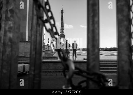 ©Michael Bunel / le Pictorium/MAXPPP - Michael Bunel / le Pictorium - 21/11/2020 - France / Ile-de-France / Paris - Parvis des droits de l'homme inaccessible au public et garde par la police. 10 000 personnes se sont assemblées place du Trocadéro pour le manifestant contre la loi securite globale (loi Darmanin). La loi cherche notamment a limit la captation en image des policiers en service. 21 novembre 2020. Paris, France. / 21/11/2020 - France / Ile-de-France (région) / Paris - piste des droits de l'homme inaccessible au public et gardée par la police. 10 000 personnes se sont rassemblées à la place du Troca Banque D'Images