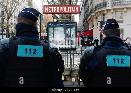 ©Jan Schmidt-Whitley/le Pictorium/MAXPPP - Jan Schmidt-Whitley/le Pictorium - 24/11/2020 - France / Ile-de-France / Paris - des policiers devant la station de métro Assemblée nationale. Environ 150 personnes se trouvent autour de l'université de Jussieu un Paris pour protester contre la reforme de l'université française. / 24/11/2020 - France / Ile-de-France (région) / Paris - environ 150 personnes se sont rassemblées devant l'Université de Jussieu à Paris pour protester contre la réforme de l'Université française. Banque D'Images