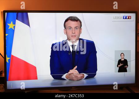 ©Pierre Teyssot/MAXPPP ; pandémie de coronavirus - allocution du Président français Emmanuel Macron à Paris, France sur 24 novembre 2020. Un verrouillage variable est en place dans la plupart des régions d'Europe pour tenter de ralentir la propagation de la deuxième vague de Covid-19 en raison de la nouvelle pandémie du coronavirus avant l'administration d'un vaccin. Un écran de télévision de TF1 avec l'adresse du président français Emmanuel Macron. Â© Pierre Teyssot / Maxppp Banque D'Images