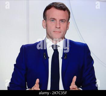 ©Pierre Teyssot/MAXPPP ; pandémie de coronavirus - allocution du Président français Emmanuel Macron à Paris, France sur 24 novembre 2020. Un verrouillage variable est en place dans la plupart des régions d'Europe pour tenter de ralentir la propagation de la deuxième vague de Covid-19 en raison de la nouvelle pandémie du coronavirus avant l'administration d'un vaccin. Un écran de télévision montrant l'adresse du président français Emmanuel Macron. Photo : Président français Emmanuel Macron © Pierre Teyssot / Maxppp Banque D'Images