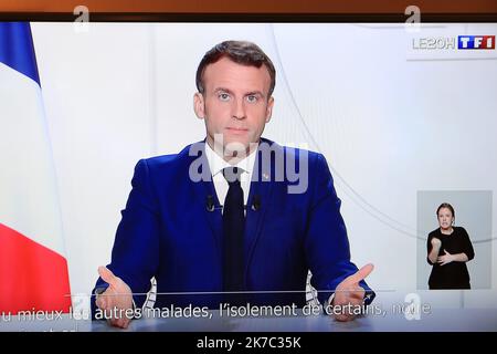 ©Pierre Teyssot/MAXPPP ; pandémie de coronavirus - allocution du Président français Emmanuel Macron à Paris, France sur 24 novembre 2020. Un verrouillage variable est en place dans la plupart des régions d'Europe pour tenter de ralentir la propagation de la deuxième vague de Covid-19 en raison de la nouvelle pandémie du coronavirus avant l'administration d'un vaccin. TF1 écran de télévision montrant l'adresse du président français Emmanuel Macron. Â© Pierre Teyssot / Maxppp Banque D'Images