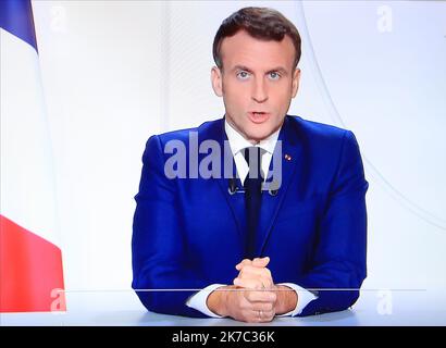 ©Pierre Teyssot/MAXPPP ; pandémie de coronavirus - allocution du Président français Emmanuel Macron à Paris, France sur 24 novembre 2020. Un verrouillage variable est en place dans la plupart des régions d'Europe pour tenter de ralentir la propagation de la deuxième vague de Covid-19 en raison de la nouvelle pandémie du coronavirus avant l'administration d'un vaccin. Un écran de télévision montrant l'adresse du président français Emmanuel Macron. Â© Pierre Teyssot / Maxppp Banque D'Images