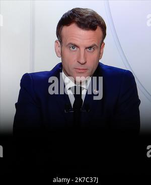 ©Pierre Teyssot/MAXPPP ; pandémie de coronavirus - allocution du Président français Emmanuel Macron à Paris, France sur 24 novembre 2020. Un verrouillage variable est en place dans la plupart des régions d'Europe pour tenter de ralentir la propagation de la deuxième vague de Covid-19 en raison de la nouvelle pandémie du coronavirus avant l'administration d'un vaccin. Un écran de télévision montrant l'adresse du président français Emmanuel Macron. Â© Pierre Teyssot / Maxppp Banque D'Images