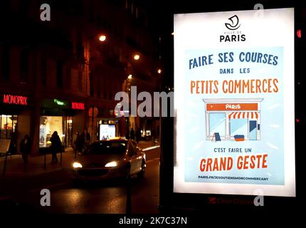 ©PHOTOPQR/LE PARISIEN/Delphine Goldsztejn ; PARIS ; 24/11/2020 ; Affichage pour soutenir les petits commerces à Paris rue du Temple, 75003 Paris 24/11/2020 photo : Delphine Goldsztejn - Publicité les petits commerces Paris, France, nov 24th 2020 - Lockdown in Paris, shopping Banque D'Images