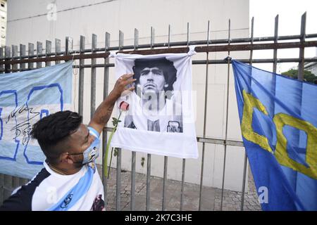 ©Alejo Manuel Avila / le Pictoriu / MAXPPP - Alejo Manuel Avila / le Pictorium - 25/11/2020 - Argentin / Buenos Aires - les argentins descendent dans la rue pour rendre hommage au 'lieu' Maradona decede ce jour. / 25/11/2020 - Argentine / Buenos Aires - les Argentins descendent dans la rue pour rendre hommage au "dieu" Maradona qui est mort ce jour-là. Banque D'Images