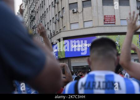 ©Alejo Manuel Avila / le Pictoriu / MAXPPP - Alejo Manuel Avila / le Pictorium - 25/11/2020 - Argentin / Buenos Aires - les argentins descendent dans la rue pour rendre hommage au 'lieu' Maradona decede ce jour. / 25/11/2020 - Argentine / Buenos Aires - les Argentins descendent dans la rue pour rendre hommage au "dieu" Maradona qui est mort ce jour-là. Banque D'Images
