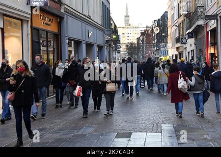 ©PHOTOPQR/VOIX DU NORD/Stéphane Mortagne ; 28/11/2020 ; Lille, le 28/11/2020, Commerces, Covid 19, ouverture ce samedi 28 novembre 2020 des commerces non-essentiels dans les rues commerçantes du centre ville de Lille PHOTO STEPHANE MORTAGNE LA VOIX DU NORD - Lille, France, nov 28th 2020 confinement en France. Aujourd'hui, une nouvelle phase avec assouplissement des restrictions. Réouverture d'entreprises non essentielles avec un protocole de santé renforcé Banque D'Images