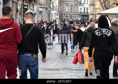 ©PHOTOPQR/VOIX DU NORD/Stéphane Mortagne ; 28/11/2020 ; Lille, le 28/11/2020, Commerces, Covid 19, ouverture ce samedi 28 novembre 2020 des commerces non-essentiels dans les rues commerçantes du centre ville de Lille PHOTO STEPHANE MORTAGNE LA VOIX DU NORD - Lille, France, nov 28th 2020 confinement en France. Aujourd'hui, une nouvelle phase avec assouplissement des restrictions. Réouverture d'entreprises non essentielles avec un protocole de santé renforcé Banque D'Images