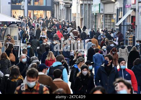 ©PHOTOPQR/VOIX DU NORD/Stéphane Mortagne ; 28/11/2020 ; Lille, le 28/11/2020, Commerces, Covid 19, ouverture ce samedi 28 novembre 2020 des commerces non-essentiels dans les rues commerçantes du centre ville de Lille PHOTO STEPHANE MORTAGNE LA VOIX DU NORD - Lille, France, nov 28th 2020 confinement en France. Aujourd'hui, une nouvelle phase avec assouplissement des restrictions. Réouverture d'entreprises non essentielles avec un protocole de santé renforcé Banque D'Images