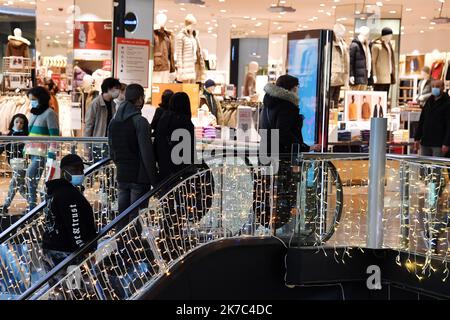 ©PHOTOPQR/VOIX DU NORD/Stéphane Mortagne ; 28/11/2020 ; Lille, le 28/11/2020, Commerces, Covid 19, ouverture ce samedi 28 novembre 2020 des commerces non-essentiels dans les rues commerçantes du centre ville de Lille la galerie marchande de Westfield Euralle PHOTO STEPHANE MORTAGNE LA VOIX DU NORD - Lille, France, nov 28th 2020 confinement en France. Aujourd'hui, une nouvelle phase avec assouplissement des restrictions. Réouverture d'entreprises non essentielles avec un protocole de santé renforcé Banque D'Images