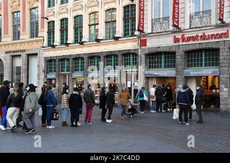 ©PHOTOPQR/VOIX DU NORD/Stéphane Mortagne ; 28/11/2020 ; Lille, le 28/11/2020, Commerces, Covid 19, ouverture ce samedi 28 novembre 2020 des commerces non-essentiels dans les rues commerçantes du centre ville de Lille PHOTO STEPHANE MORTAGNE LA VOIX DU NORD - Lille, France, nov 28th 2020 confinement en France. Aujourd'hui, une nouvelle phase avec assouplissement des restrictions. Réouverture d'entreprises non essentielles avec un protocole de santé renforcé Banque D'Images