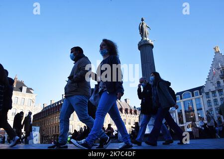 ©PHOTOPQR/VOIX DU NORD/Stéphane Mortagne ; 28/11/2020 ; Lille, le 28/11/2020, Commerces, Covid 19, ouverture ce samedi 28 novembre 2020 des commerces non-essentiels dans les rues commerçantes du centre ville de Lille PHOTO STEPHANE MORTAGNE LA VOIX DU NORD - Lille, France, nov 28th 2020 confinement en France. Aujourd'hui, une nouvelle phase avec assouplissement des restrictions. Réouverture d'entreprises non essentielles avec un protocole de santé renforcé Banque D'Images