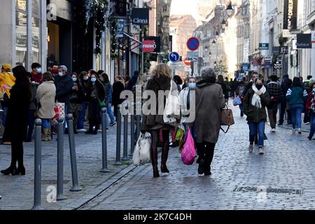 ©PHOTOPQR/VOIX DU NORD/Stéphane Mortagne ; 28/11/2020 ; Lille, le 28/11/2020, Commerces, Covid 19, ouverture ce samedi 28 novembre 2020 des commerces non-essentiels dans les rues commerçantes du centre ville de Lille PHOTO STEPHANE MORTAGNE LA VOIX DU NORD - Lille, France, nov 28th 2020 confinement en France. Aujourd'hui, une nouvelle phase avec assouplissement des restrictions. Réouverture d'entreprises non essentielles avec un protocole de santé renforcé Banque D'Images