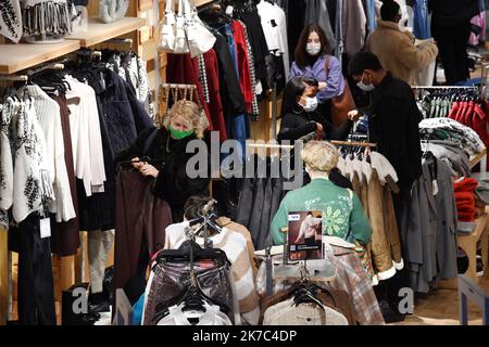 ©PHOTOPQR/VOIX DU NORD/Stéphane Mortagne ; 28/11/2020 ; Lille, le 28/11/2020, Commerces, Covid 19, ouverture ce samedi 28 novembre 2020 des commerces non-essentiels dans les rues commerçantes du centre ville de Lille la galerie marchande de Westfield Euralle PHOTO STEPHANE MORTAGNE LA VOIX DU NORD - Lille, France, nov 28th 2020 confinement en France. Aujourd'hui, une nouvelle phase avec assouplissement des restrictions. Réouverture d'entreprises non essentielles avec un protocole de santé renforcé Banque D'Images