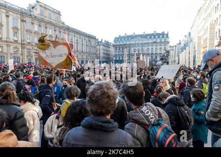 ©Nicolas Beaumont / le Pictorium/MAXPPP - Nicolas Beaumont / le Pictorium - 28/11/2020 - France / Rhône / Lyon - le cortège se forme sur la place des terreaux en face de l'hôtel de ville de Lyon. Plusieurs manifestations sont des organisations en France et notamment a Lyon le samedi 28 novembre 2020 conte le projet de loi Securite globale et en particulier l'article 24. / 28/11/2020 - France / Rhône (département) / Lyon - la manifestation a lieu sur la place des Terreaux devant l'Hôtel de ville de Lyon plusieurs manifestations sont organisées en France et surtout à Lyon le samedi 28 novembre, Banque D'Images