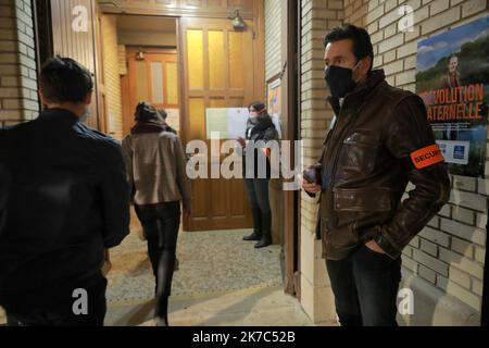 ©PHOTOPQR/LE PARISIEN/Philippe Lavieille ; PARIS ; 28/11/2020 ; contrôle de la Jauge aux entrées de l'église St Léon rue Dupleix à Paris à l'occasion de la messe de 18h30 première célébraation après le deuxième confinement - France, nov 28th 2020 - Nouvelle pandémie en France : 19-19 seulement 30 personnes peuvent aller dans un chrouch pour la masse. Il sera changé dans quelques jours, comme c'est absurde parce que ne prend pas en compte les différentes tailles d'églises Banque D'Images