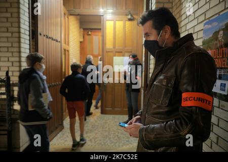 ©PHOTOPQR/LE PARISIEN/Philippe Lavieille ; PARIS ; 28/11/2020 ; contrôle de la Jauge aux entrées de l'église St Léon rue Dupleix à Paris à l'occasion de la messe de 18h30 première célébraation après le deuxième confinement - France, nov 28th 2020 - Nouvelle pandémie en France : 19-19 seulement 30 personnes peuvent aller dans un chrouch pour la masse. Il sera changé dans quelques jours, comme c'est absurde parce que ne prend pas en compte les différentes tailles d'églises Banque D'Images