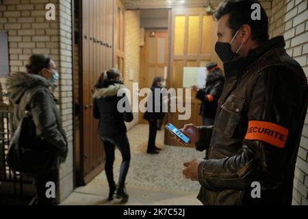 ©PHOTOPQR/LE PARISIEN/Philippe Lavieille ; PARIS ; 28/11/2020 ; contrôle de la Jauge aux entrées de l'église St Léon rue Dupleix à Paris à l'occasion de la messe de 18h30 première célébraation après le deuxième confinement - France, nov 28th 2020 - Nouvelle pandémie en France : 19-19 seulement 30 personnes peuvent aller dans un chrouch pour la masse. Il sera changé dans quelques jours, comme c'est absurde parce que ne prend pas en compte les différentes tailles d'églises Banque D'Images