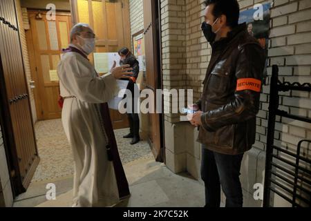 ©PHOTOPQR/LE PARISIEN/Philippe Lavieille ; PARIS ; 28/11/2020 ; contrôle de la Jauge aux entrées de l'église St Léon rue Dupleix à Paris à l'occasion de la messe de 18h30 première célébraation après le deuxième confinement - France, nov 28th 2020 - Nouvelle pandémie en France : 19-19 seulement 30 personnes peuvent aller dans un chrouch pour la masse. Il sera changé dans quelques jours, comme c'est absurde parce que ne prend pas en compte les différentes tailles d'églises Banque D'Images