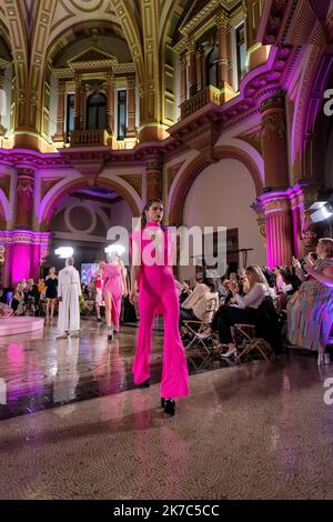 Melbourne, Australie, 16 octobre 2022. Des maquettes marchent sur la piste à la fin de la soirée de clôture de la Melbourne Fashion week avec un décor incroyablement glamour sous l'impressionnant grand dôme du 333 Collins, les colonnes en granit, les arches décoratives et les éléments en fer forgé ont servi de toile de fond à une vitrine de la mode australienne haut de gamme, Melbourne Australie. Crédit : Michael Currie/Speed Media/Alay Live News Banque D'Images