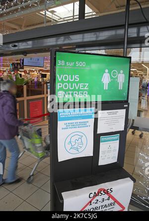 ©PHOTOPQR/l'ALSACE/Jean-Marc LOOS ; Gertwiller ; 01/12/2020 ; un lecteur, produit par Wanzl, Installation à l'entrée du magasin Super U de Gertwiller (67) mise en place de comptabiliser le nombre de clients dans l'établissement et de respecter la tarification imposée par la situation sanitaire. Gertwiller, France, déc 1st 2020 Un comptoir, produit par Wanzl, installé à l'entrée du magasin Super U de Gertwiller (67), permet de compter le nombre de clients dans l'établissement et de respecter la jauge imposée par la situation sanitaire. Banque D'Images