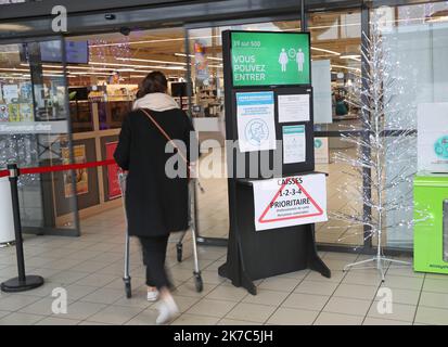 ©PHOTOPQR/l'ALSACE/Jean-Marc LOOS ; Gertwiller ; 01/12/2020 ; un lecteur, produit par Wanzl, Installation à l'entrée du magasin Super U de Gertwiller (67) mise en place de comptabiliser le nombre de clients dans l'établissement et de respecter la tarification imposée par la situation sanitaire. Gertwiller, France, déc 1st 2020 Un comptoir, produit par Wanzl, installé à l'entrée du magasin Super U de Gertwiller (67), permet de compter le nombre de clients dans l'établissement et de respecter la jauge imposée par la situation sanitaire. Banque D'Images