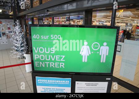 ©PHOTOPQR/l'ALSACE/Jean-Marc LOOS ; Gertwiller ; 01/12/2020 ; un lecteur, produit par Wanzl, Installation à l'entrée du magasin Super U de Gertwiller (67) mise en place de comptabiliser le nombre de clients dans l'établissement et de respecter la tarification imposée par la situation sanitaire. Gertwiller, France, déc 1st 2020 Un comptoir, produit par Wanzl, installé à l'entrée du magasin Super U de Gertwiller (67), permet de compter le nombre de clients dans l'établissement et de respecter la jauge imposée par la situation sanitaire. Banque D'Images