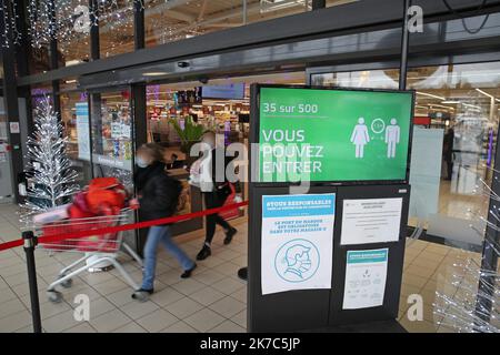 ©PHOTOPQR/l'ALSACE/Jean-Marc LOOS ; Gertwiller ; 01/12/2020 ; un lecteur, produit par Wanzl, Installation à l'entrée du magasin Super U de Gertwiller (67) mise en place de comptabiliser le nombre de clients dans l'établissement et de respecter la tarification imposée par la situation sanitaire. Gertwiller, France, déc 1st 2020 Un comptoir, produit par Wanzl, installé à l'entrée du magasin Super U de Gertwiller (67), permet de compter le nombre de clients dans l'établissement et de respecter la jauge imposée par la situation sanitaire. Banque D'Images