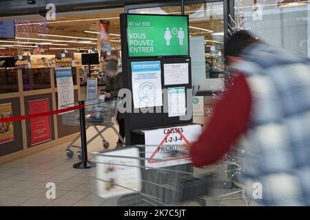 ©PHOTOPQR/l'ALSACE/Jean-Marc LOOS ; Gertwiller ; 01/12/2020 ; un lecteur, produit par Wanzl, Installation à l'entrée du magasin Super U de Gertwiller (67) mise en place de comptabiliser le nombre de clients dans l'établissement et de respecter la tarification imposée par la situation sanitaire. Gertwiller, France, déc 1st 2020 Un comptoir, produit par Wanzl, installé à l'entrée du magasin Super U de Gertwiller (67), permet de compter le nombre de clients dans l'établissement et de respecter la jauge imposée par la situation sanitaire. Banque D'Images