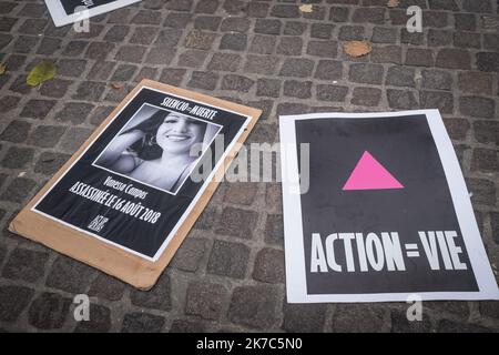 ©Olivier Donnars / le Pictorium/MAXPPP - Olivier Donnars / le Pictorium - 1/12/2020 - France / Paris 1 - A l'occasion de la journée internationale contre le VIH-sida, une formation de militants d'ACT Up-Paris et d'associations de lutte contre le VIH s'assemble sur le saint-Eustache (Paris 1er) un défaut d'une marche. / 1/12/2020 - France / Paris 1st district (1st arrondissement de Paris) - a l'occasion de la Journée internationale contre le VIH/SIDA, une trentaine d'activistes d'ACT Up-Paris et des associations VIH se sont réunis sur la place devant l'église Sainte-Eustache Banque D'Images