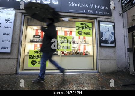 ©PHOTOPQR/l'est REPUBLICAIN/Lionel VADAM ; Montbéliard ; 04/12/2020 ; Illustration - illustre - commerce - commerces - magasin - magasins - boutique - boutiques - consommation - surconsommation - consommer - promo - promotions - promotion - consommateurs - événement commercial - fête commerciale - achat - achats - acheter - bonnes affaires - Montbéliard le 04/12/2020 - le Black Friday, litting the Vendredi noir, is a evènement commercial of a journee qui se dégage le vendredi 4 décembre 2020. Ce fabricant fait la promotion du coup d'état de la périphérique des États-Unis Banque D'Images