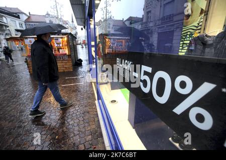 ©PHOTOPQR/l'est REPUBLICAIN/Lionel VADAM ; Montbéliard ; 04/12/2020 ; Illustration - illustre - commerce - commerces - magasin - magasins - boutique - boutiques - consommation - surconsommation - consommer - promo - promotions - promotion - consommateurs - événement commercial - fête commerciale - achat - achats - acheter - bonnes affaires - Montbéliard le 04/12/2020 - le Black Friday, litting the Vendredi noir, is a evènement commercial of a journee qui se dégage le vendredi 4 décembre 2020. Ce fabricant fait la promotion du coup d'état de la périphérique des États-Unis Banque D'Images