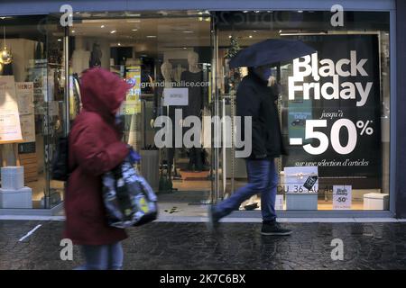 ©PHOTOPQR/l'est REPUBLICAIN/Lionel VADAM ; Montbéliard ; 04/12/2020 ; Illustration - illustre - commerce - commerces - magasin - magasins - boutique - boutiques - consommation - surconsommation - consommer - promo - promotions - promotion - consommateurs - événement commercial - fête commerciale - achat - achats - acheter - bonnes affaires - Montbéliard le 04/12/2020 - le Black Friday, litting the Vendredi noir, is a evènement commercial of a journee qui se dégage le vendredi 4 décembre 2020. Ce fabricant fait la promotion du coup d'état de la périphérique des États-Unis Banque D'Images