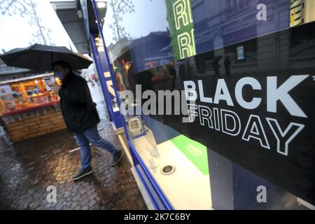 ©PHOTOPQR/l'est REPUBLICAIN/Lionel VADAM ; Montbéliard ; 04/12/2020 ; Illustration - illustre - commerce - commerces - magasin - magasins - boutique - boutiques - consommation - surconsommation - consommer - promo - promotions - promotion - consommateurs - événement commercial - fête commerciale - achat - achats - acheter - bonnes affaires - Montbéliard le 04/12/2020 - le Black Friday, litting the Vendredi noir, is a evènement commercial of a journee qui se dégage le vendredi 4 décembre 2020. Ce fabricant fait la promotion du coup d'état de la périphérique des États-Unis Banque D'Images