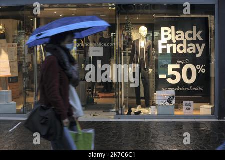 ©PHOTOPQR/l'est REPUBLICAIN/Lionel VADAM ; Montbéliard ; 04/12/2020 ; Illustration - illustre - commerce - commerces - magasin - magasins - boutique - boutiques - consommation - surconsommation - consommer - promo - promotions - promotion - consommateurs - événement commercial - fête commerciale - achat - achats - acheter - bonnes affaires - Montbéliard le 04/12/2020 - le Black Friday, litting the Vendredi noir, is a evènement commercial of a journee qui se dégage le vendredi 4 décembre 2020. Ce fabricant fait la promotion du coup d'état de la périphérique des États-Unis Banque D'Images