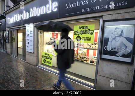 ©PHOTOPQR/l'est REPUBLICAIN/Lionel VADAM ; Montbéliard ; 04/12/2020 ; Illustration - illustre - commerce - commerces - magasin - magasins - boutique - boutiques - consommation - surconsommation - consommer - promo - promotions - promotion - consommateurs - événement commercial - fête commerciale - achat - achats - acheter - bonnes affaires - Montbéliard le 04/12/2020 - le Black Friday, litting the Vendredi noir, is a evènement commercial of a journee qui se dégage le vendredi 4 décembre 2020. Ce fabricant fait la promotion du coup d'état de la périphérique des États-Unis Banque D'Images