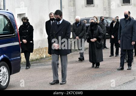 ©PHOTOPQR/LA NOUVELLE RÉPUBLIQUE/SGAUDARD ; BLOIS ; 05/12/2020 ; PHOTOPQR / LA NOUVELLE RÉPUBLIQUE / SÉBASTIEN GAUDARD AUTHON (41), LE 05.12.2020 OBSEES RELIGIGEUSES A AUTHON DANS LE LOIR-ET-CHER DE VALERY GISCARD D'ESTAING. FAMILLE SÉPULTURE ENTERREMENT CAVEAU FAMILLE VALÉRIE-ANNE GISCARD d'ESTAING LOUIS GISCARD d'ESTAING ANNE-AYMONE GISCARD d'ESTAING HENRI GISCARD d'ESTAING - Valéry Giscard d'ESTAING funérailles de France ancien président Valéry Giscard d'Estaing, reconnu comme le cœur de la réforme sociale et technologique du pays, en la plaçant au cœur de l'Europe et de la société A été mis au repos Satu Banque D'Images