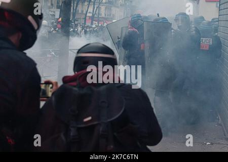 ©Jan Schmidt-Whitley/le Pictorium/MAXPPP - Jan Schmidt-Whitley/le Pictorium - 05/12/2020 - France / Ile-de-France / Paris - Journées des policiers. La marche « pour les droits sociaux et la liberté » dans la capitale, un des 90 assemblages annonces samedi, un ete marquee par de vives tensions en tete de cortege. L'annonce de la réception de l'article 24 n'a pas donné satisfaction aux multiples syndicats et associations #StopLoiSecuriteglobale, qui reclame son trait pur et simple, ainsi que cela des articles 21 et 22 du texte et contourne le « Nouveau schéma national du maintien Banque D'Images