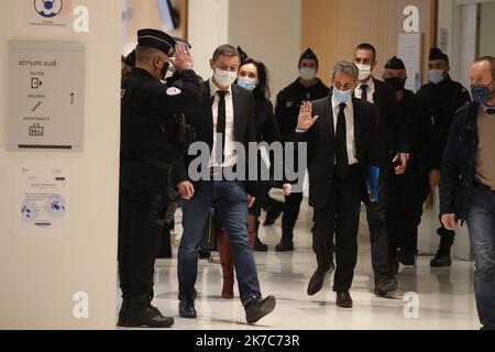 ©PHOTOPQR/LE PARISIEN/Olivier Lejeune ; Paris ; 07/12/2020 ; une demi-heure après, le procès de l'ancien président Nicolas Sarkozy pour la corruoption dans l'affaire dite 'des écoutes' déjà jouyrd'hui au palais de justice de Paris. Procès des écoutes : Nicolas Sarkozy à la barre cet après-midi l'ancien président français Nicolas Sarkozy arrive au palais de justice de Paris pour une audition de son procès sur des accusations de corruption portées contre 7 décembre 2020. Banque D'Images