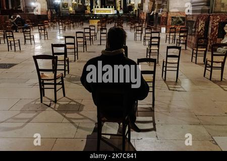 ©Jan Schmidt-Whitley/le Pictorium/MAXPPP - Jan Schmidt-Whitley/le Pictorium - 8/12/2020 - France / Ile-de-France / Paris - pendentif le confinement, les lunettes de France se sont vu jeux de leurs couleurs ce qui est une cause une caisse financière au sein de l'lunettes de France. Depuis le debut de 2020, le recul des sources dans les diocèses est de l'ordre de 40%. La Conférence des Eveques de France (CEF) un état une baisse de 60 millions d'euros lors du premier confinement du printemps 2020 et une baisse de 30 millions lors du second confinement de novembre 2020. / 8/12/2020 - France / Ile-de-Fran Banque D'Images