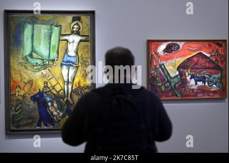 ©PHOTOPQR/L'EST REPUBLICAIN/ALEXANDRE MARCHI ; METZ ; 11/12/2020 ; CULTURE - EXPOSITION MARC CHAGALL PASSEUR DE LUMIERE - MUSÉE - PEINTURES - DESSINS - COLLAGES - VITRAUX - SIGNATURE - AUTOGRAPHE. Centre Pompidou-Metz 11 décembre 2020. Les tableaux 'la Crucifixion en jaune' (1942) et 'obsession' (1943) dans l'exposition inédite 'Chagall. Passeur de lumière' sur 1200 m² en galerie 3 du Centre Pompidou-Metz jusqu'au 26 avril 2021. PHOTO Alexandre MARCHI. - Metz, France, décembre 11th 2020 - exposition Marc Chagall. La bourse de la lumière au Centre Pompidou Metz Marc Chagall, Déambulatoire de la cathé Banque D'Images