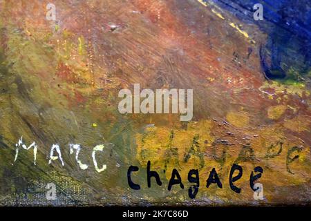 ©PHOTOPQR/L'EST REPUBLICAIN/ALEXANDRE MARCHI ; METZ ; 11/12/2020 ; CULTURE - EXPOSITION MARC CHAGALL PASSEUR DE LUMIERE - MUSÉE - PEINTURES - DESSINS - COLLAGES - VITRAUX - SIGNATURE - AUTOGRAPHE. Centre Pompidou-Metz 11 décembre 2020. Les trois tableaux 'résistance', 'Résurrection' et 'libération' dans l'exposition inédite 'Chagall. Passeur de lumière' sur 1200 m² en galerie 3 du Centre Pompidou-Metz jusqu'au 26 avril 2021. PHOTO Alexandre MARCHI. - Metz, France, décembre 11th 2020 - exposition Marc Chagall. La bourse de la lumière au Centre Pompidou Metz Marc Chagall, Déambulatoire de la CA Banque D'Images