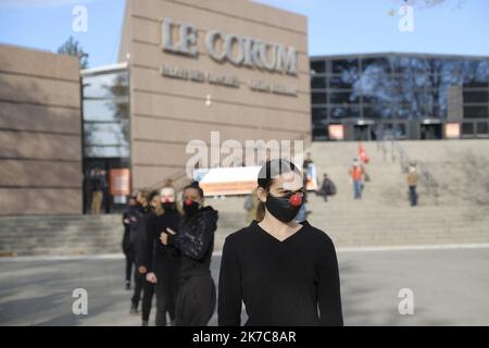 ©Giacomo Italiano/MAXPPP - chorégraphie réalisée par le collectif les Essentiels afin de sauver les professions culturelles suite aux restrictions de la lutte contre la pandémie de Covid-19. France, Montpellier, 12 décembre 2020. Photographe: Giacomo Italiano / Maxppp Choregraphie revendative fait par le collectif les essentiels à l'intérieur de sauver les moutiers de la culture suite aux restrictions de la lutte contre la pandémiie du covid-19. France, Montpellier, 12 décembre 2020. Photographie : Giacomo Italiano / Maxppp Banque D'Images