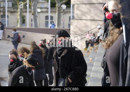 ©Giacomo Italiano/MAXPPP - chorégraphie réalisée par le collectif les Essentiels afin de sauver les professions culturelles suite aux restrictions de la lutte contre la pandémie de Covid-19. France, Montpellier, 12 décembre 2020. Photographe: Giacomo Italiano / Maxppp Choregraphie revendative fait par le collectif les essentiels à l'intérieur de sauver les moutiers de la culture suite aux restrictions de la lutte contre la pandémiie du covid-19. France, Montpellier, 12 décembre 2020. Photographie : Giacomo Italiano / Maxppp Banque D'Images