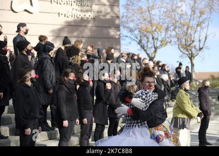 ©Giacomo Italiano/MAXPPP - chorégraphie réalisée par le collectif les Essentiels afin de sauver les professions culturelles suite aux restrictions de la lutte contre la pandémie de Covid-19. France, Montpellier, 12 décembre 2020. Photographe: Giacomo Italiano / Maxppp Choregraphie revendative fait par le collectif les essentiels à l'intérieur de sauver les moutiers de la culture suite aux restrictions de la lutte contre la pandémiie du covid-19. France, Montpellier, 12 décembre 2020. Photographie : Giacomo Italiano / Maxppp Banque D'Images